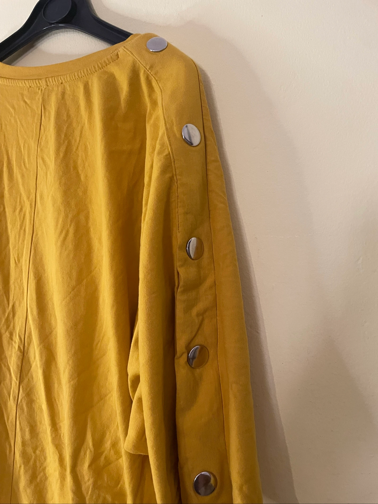 Mosterdgeel oversized blouse met zak en zilveren knopen op de mouw – photo 5